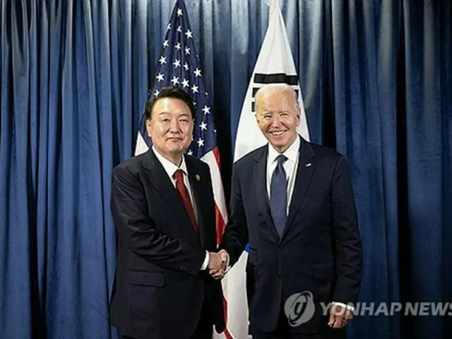 韓国の尹錫悦（ユン・ソクヨル）大統領（左）は、アジア太平洋経済協力会議（ＡＰＥＣ）首脳会議に出席するため訪問したペルーで１５日（現地時間）に米国のバイデン大統領と会談した（共同取材）＝（聯合ニュース）