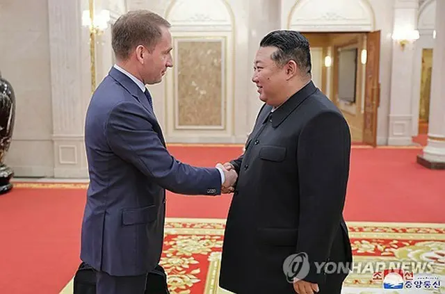 北朝鮮の朝鮮中央通信は１９日、金正恩氏（右）がロシア政府代表団を率いて訪朝したコズロフ天然資源環境相と面会したと報じた＝（朝鮮中央通信＝聯合ニュース）≪転載・転用禁止≫