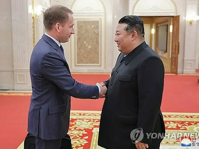 北朝鮮の朝鮮中央通信は１９日、金正恩氏（右）がロシア政府代表団を率いて訪朝したコズロフ天然資源環境相と面会したと報じた＝（朝鮮中央通信＝聯合ニュース）≪転載・転用禁止≫