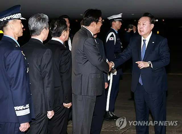 ソウル空港に到着した尹大統領（右端）＝２１日、城南（聯合ニュース）