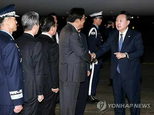 ソウル空港に到着した尹大統領（右端）＝２１日、城南（聯合ニュース）