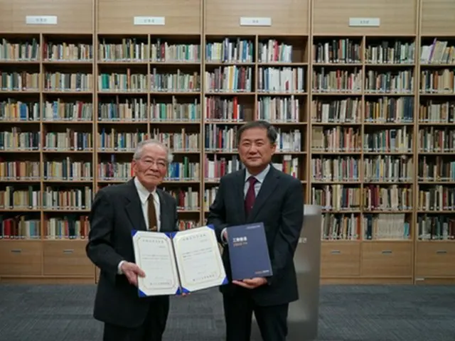 工楽善通氏（左）と金在弘（キム・ジェホン）国立中央博物館長（同博物館提供）＝（聯合ニュース）≪転載・転用禁止≫