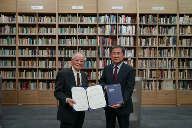 工楽善通氏（左）と金在弘（キム・ジェホン）国立中央博物館長（同博物館提供）＝（聯合ニュース）≪転載・転用禁止≫