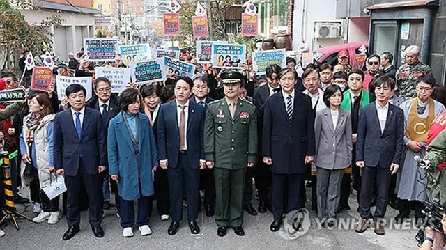 記者会見を開いた朴氏と野党議員ら＝２１日、ソウル（聯合ニュース）