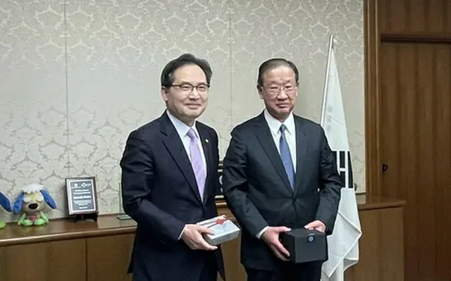 韓国公正取引委員会の韓基貞委員長（左）と日本公正取引委員会の古谷一之委員長（韓国公正取引委員会提供）＝（聯合ニュース）≪転載・転用禁止≫