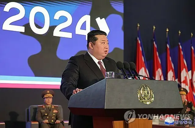 ２１日に開幕した兵器展示会で演説する金正恩氏（朝鮮中央通信）＝（聯合ニュース）≪転載・転用禁止≫