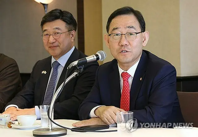 東京都内のホテルで韓国記者団と懇談する韓日議員連盟の朱豪英代表＝２６日、東京（聯合ニュース）