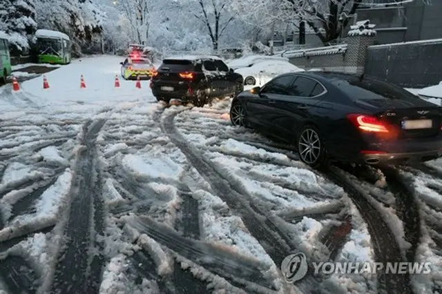 ソウル・三清洞で警察が交通規制を行っている＝２７日、ソウル（聯合ニュース）