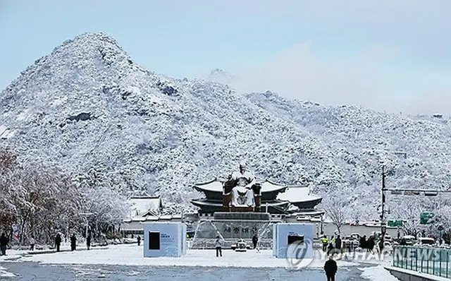 雪に覆われたソウルの北岳山＝２７日、ソウル（聯合ニュース）