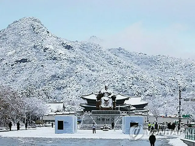 雪に覆われたソウルの北岳山＝２７日、ソウル（聯合ニュース）