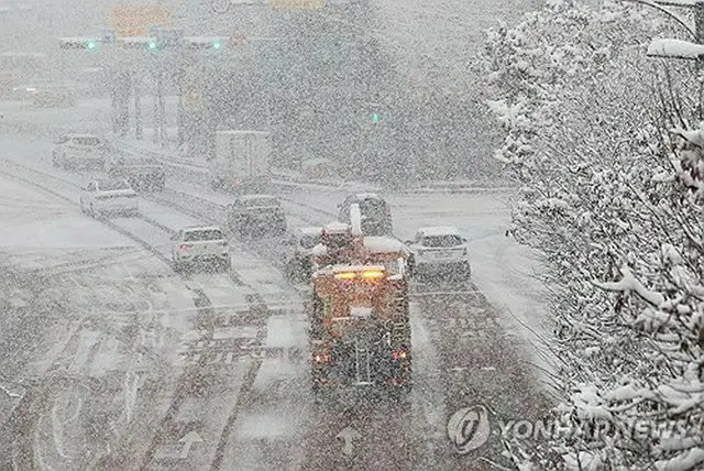 除雪剤を散布する除雪車＝２７日、水原（聯合ニュース）