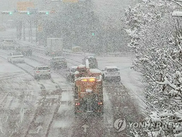 大雪の危機警報レベル「警戒」に引き上げ　韓国政府