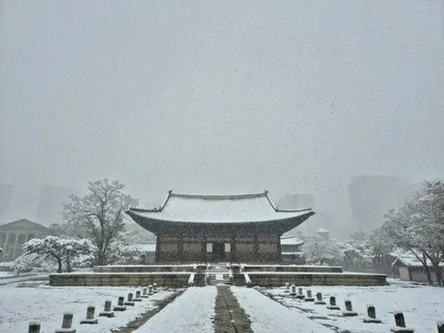 雪が降り積もった徳寿宮＝２７日、ソウル（聯合ニュース）