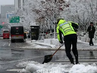 過去最悪の大雪に倒れてぶつかり...ソウル市で38件の事故措置