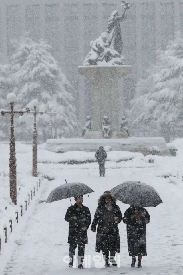 ソウル市の全域に大雪注意報が発令された27日午後、ソウル市の汝矣島にある国会に大雪が降っている（写真＝ノ・ジンファン記者）