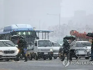 ソウルで２日連続の大雪　交通機関の乱れ相次ぐ