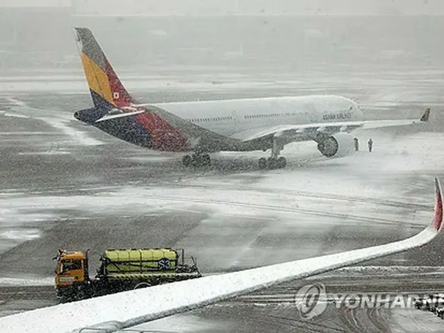 大雪で仁川空港発着便が大混乱　機内に７時間足止めの客も＝韓国