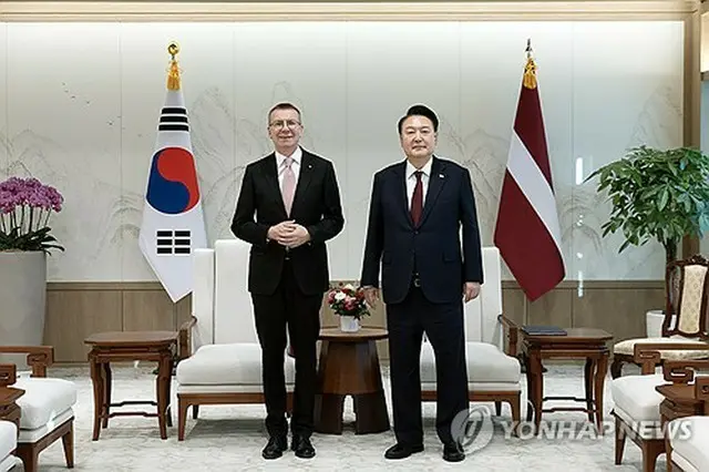 ソウルで会談した韓国の尹錫悦（ユン・ソクヨル）大統領（右）とラトビアのリンケービッチ大統領（大統領室提供）＝（聯合ニュース）