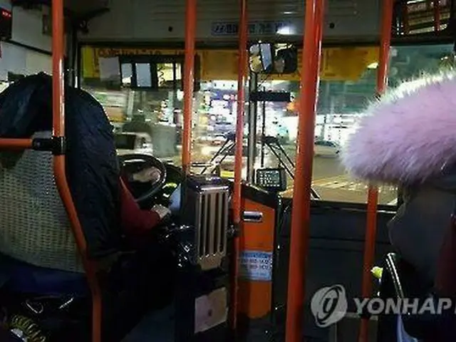 韓国のコミュニティーバスの車内＝（聯合ニュース）