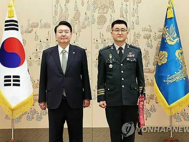 尹大統領（左）と朴安洙・陸軍参謀総長＝（聯合ニュース）