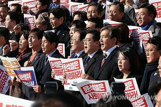 非常時局大会でスローガンを叫ぶ野党議員ら＝４日、ソウル（聯合ニュース）