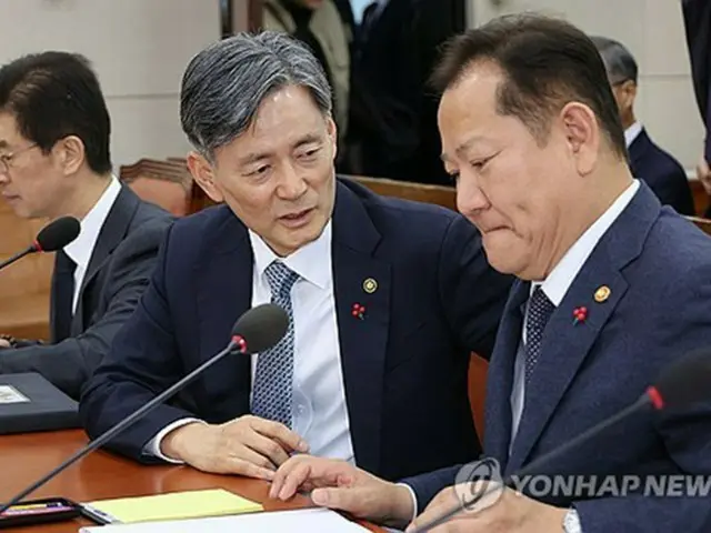 韓国野党　前国防相ら高官の迅速逮捕を求める決議案を国会委員会で採択