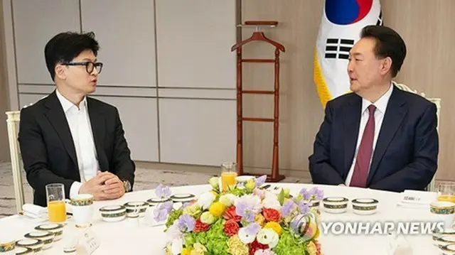 韓国の尹大統領（右）と与党「国民の力」の韓東勲代表（大統領室提供）＝（聯合ニュース）≪転載・転用禁止≫