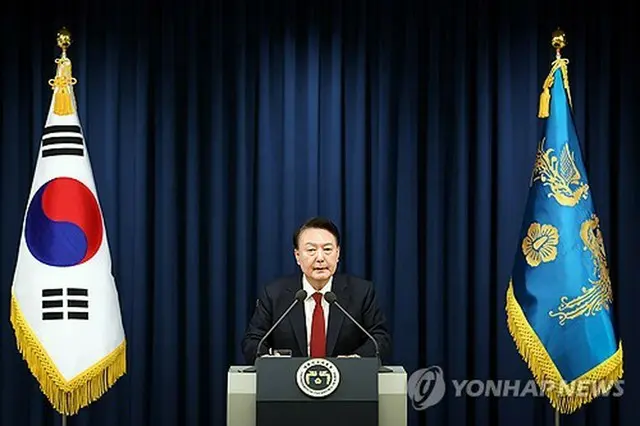 韓国の尹錫悦（ユン・ソクヨル）大統領は３日夜、ソウルの大統領室庁舎で緊急の国民向け談話を発表した。尹大統領は「（北朝鮮に追従する）従北勢力を撲滅し、自由憲政秩序を守るため非常戒厳を宣布する」と述べた（大統領室提供）＝（聯合ニュース）≪転載・転用禁止≫