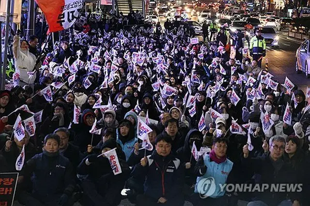 韓国の各地で５日、「非常戒厳」を宣言した尹錫悦（ユン・ソクヨル）大統領の退陣を求める集会が開催された。中部・大田では約２０００人の市民が参加した集会が開かれ、尹大統領の退陣を求めた＝（聯合ニュース）