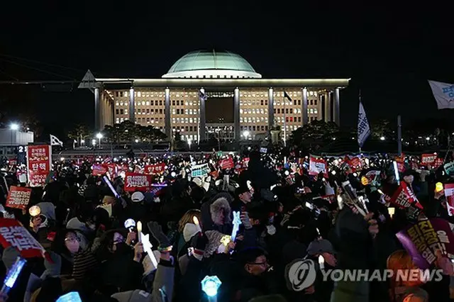 国会前に集まった市民＝７日、ソウル（聯合ニュース）