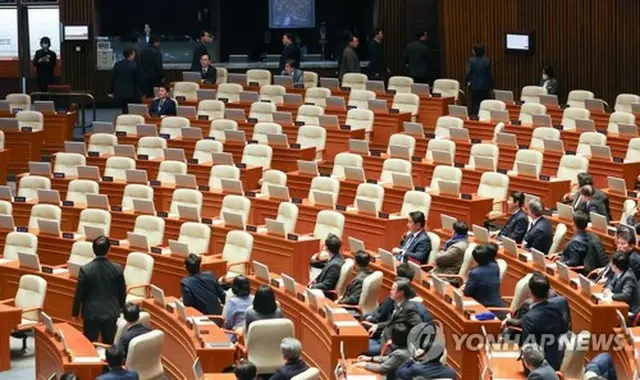 国会本会議場を退席する与党議員＝７日、ソウル（聯合ニュース）