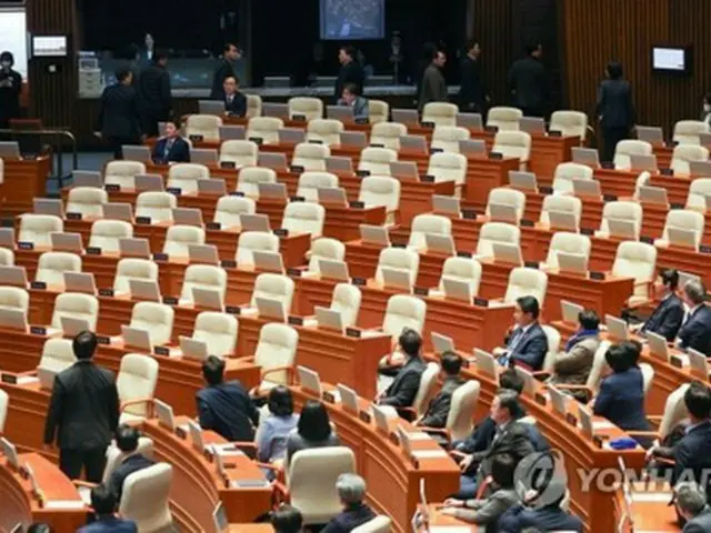 国会本会議場を退席する与党議員＝７日、ソウル（聯合ニュース）