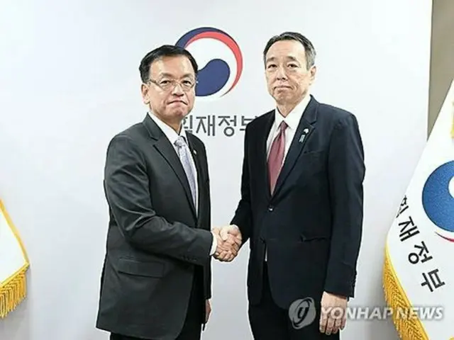 ソウル政府庁舎で面会した韓国の崔相穆・経済副首相兼企画財政部長官（左）と水嶋光一駐韓日本大使（企画財政部提供）＝９日、ソウル（聯合ニュース）≪転載・転用禁止≫