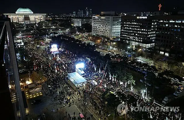 ソウル・国会議事堂付近で６日、尹大統領の弾劾を求める集会が開かれた＝（聯合ニュース）