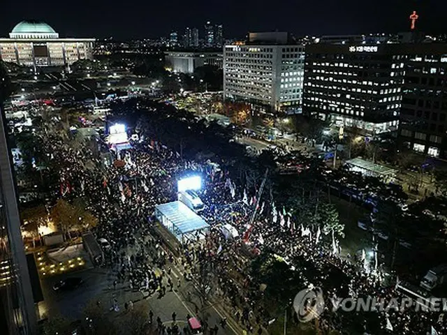 ソウル・国会議事堂付近で６日、尹大統領の弾劾を求める集会が開かれた＝（聯合ニュース）