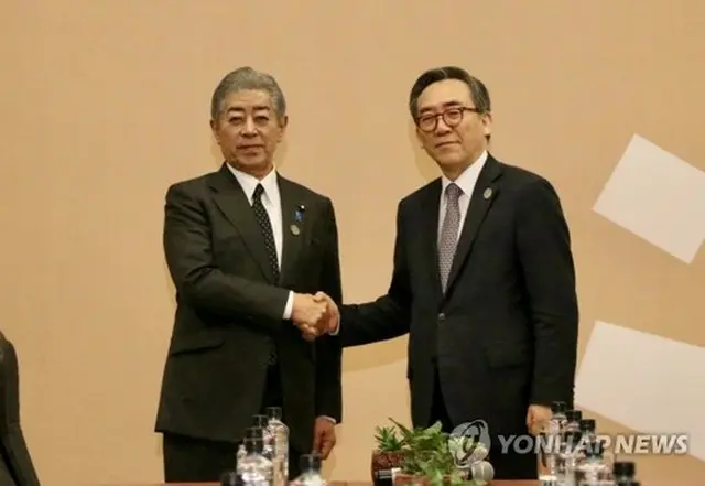 韓国の趙兌烈外交部長官（右）と日本の岩屋毅外相（外交部提供）＝（聯合ニュース）