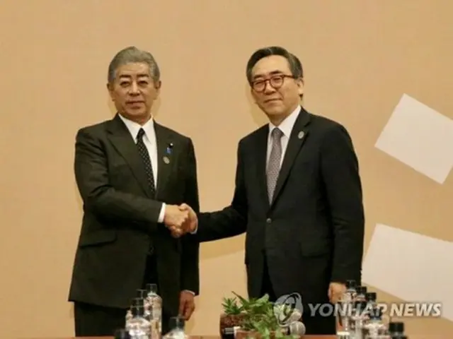 韓国の趙兌烈外交部長官（右）と日本の岩屋毅外相（外交部提供）＝（聯合ニュース）