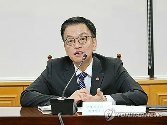 １２日に開かれた緊急マクロ経済・金融懸案懇談会で発言する崔相穆氏（企画財政部提供）＝（聯合ニュース）≪転載・転用禁止≫