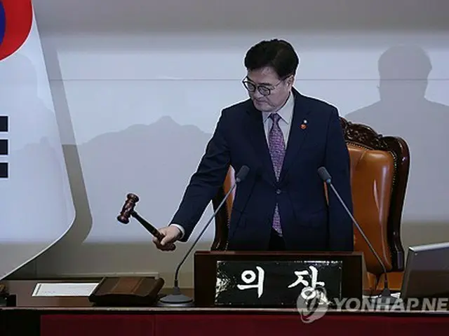 国会本会議を開会する禹元植（ウ・ウォンシク）国会議長＝１２日、ソウル（聯合ニュース）