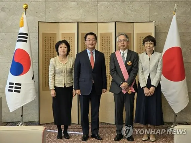 記念撮影する相星氏（右から2人目）と朴氏（左から2人目、在日韓国大使館提供）＝（聯合ニュース）≪転載・転用禁止≫