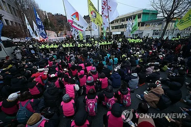 大統領公邸前で尹大統領の弾劾を訴える集会参加者たち＝１２日、ソウル（聯合ニュース）