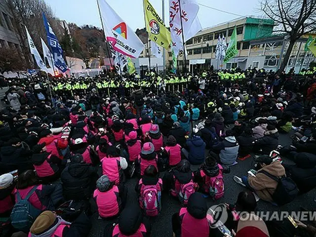 大統領公邸前で尹大統領の弾劾を訴える集会参加者たち＝１２日、ソウル（聯合ニュース）