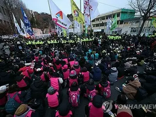 尹大統領公邸前に市民１千人迫る　弾劾要求＝交通まひ