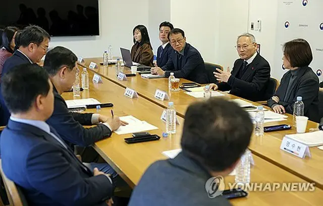 韓中日スポーツ相会合の開催を前に、１２日にソウルで開かれた韓国文化体育観光部の懇談会（同部提供）＝（聯合ニュース）≪転載・転用禁止≫