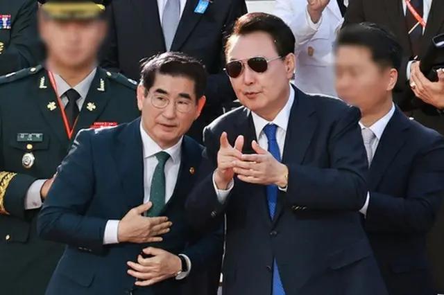 尹錫悦大統領（右）と金龍顕前国防部長官（資料写真）＝（聯合ニュース）