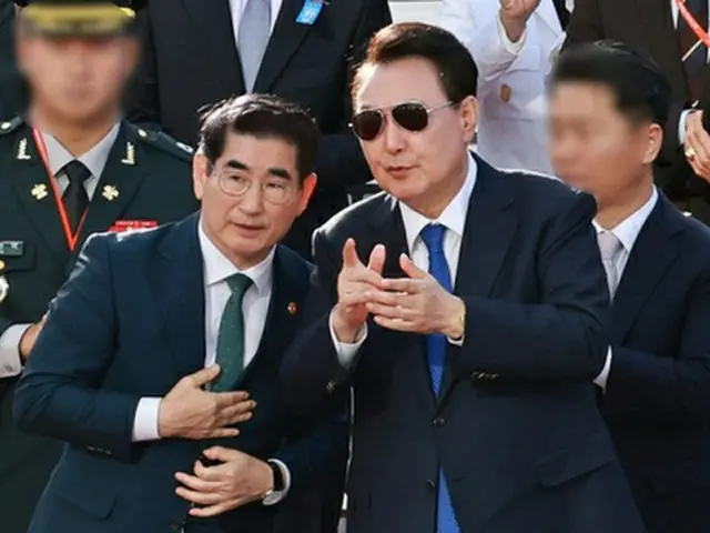 尹錫悦大統領（右）と金龍顕前国防部長官（資料写真）＝（聯合ニュース）