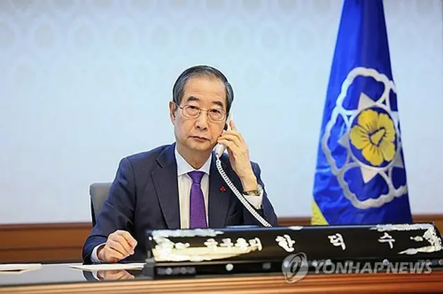 韓国大統領職を代行する韓首相が１５日午前、バイデン米大統領と電話会談した（首相室提供）＝（聯合ニュース）≪転載・転用禁止≫