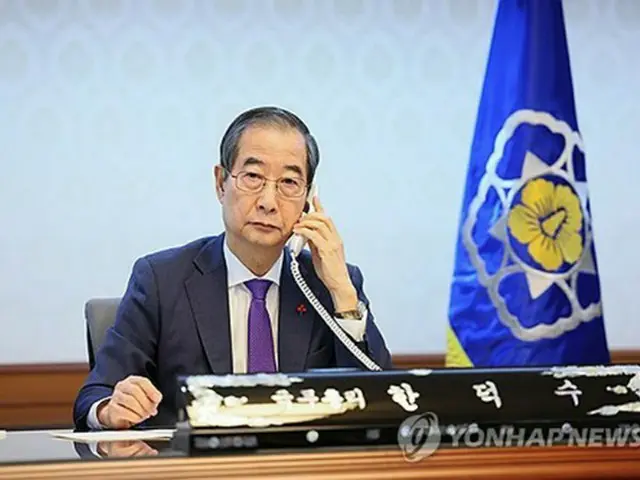 韓国大統領職を代行する韓首相が１５日午前、バイデン米大統領と電話会談した（首相室提供）＝（聯合ニュース）≪転載・転用禁止≫