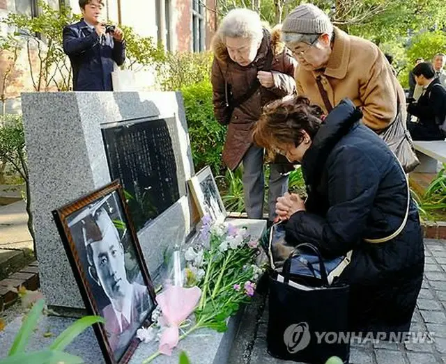 詩碑の前で行われた過去の献花式＝（聯合ニュース）