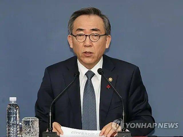 大統領の弾劾訴追案の可決から一夜明けた１５日、記者会見する趙兌烈（チョ・テヨル）外交部長官＝１５日、ソウル（聯合ニュース）